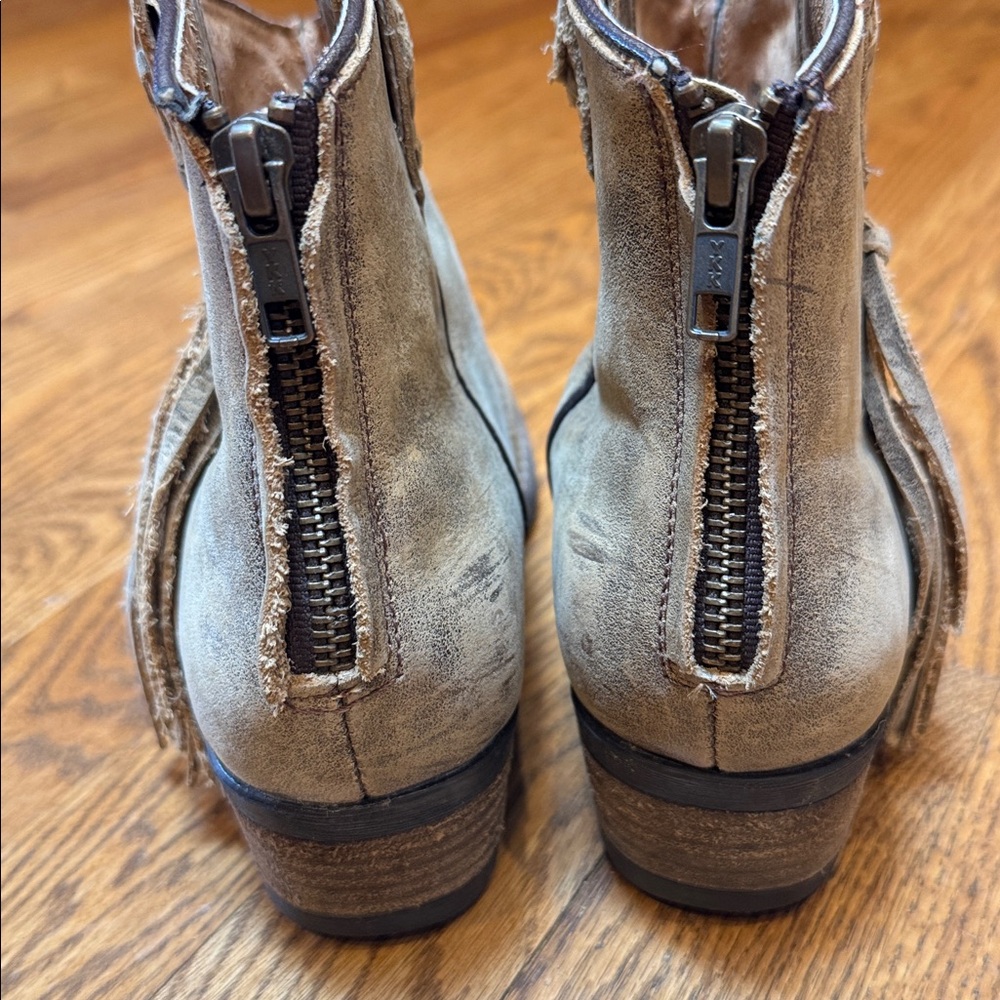 Very Volatile Lookout Fringe Western Booties - Picture 6 of 11